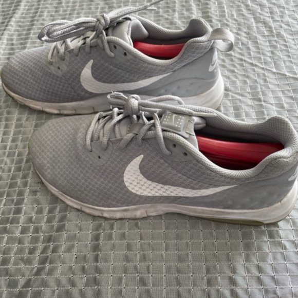 NIKE SNEAKERS SIZE 9 1/2 - Picture 2 of 5